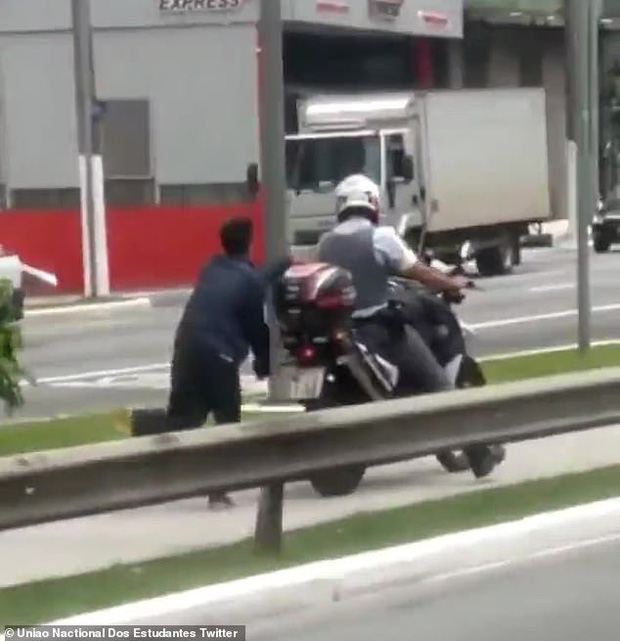 Clip: Cảnh sát còng tay nghi phạm vào xe máy rồi bắt chạy theo khiến dư luận phẫn nộ - Ảnh 3.