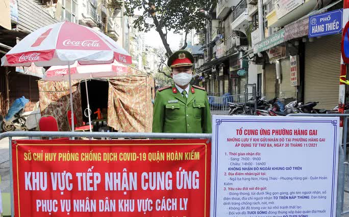 Cận cảnh phong toả một phố cổ Hà Nội, đưa F0 đi điều trị - Ảnh 2. Cận cảnh phong toả một phố cổ Hà Nội, đưa F0 đi điều trị - Ảnh 2.