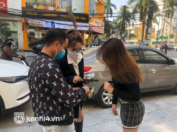 Vụ chủ shop bạo hành nữ sinh gây phẫn nộ ở Thanh Hóa: Shop quần áo đóng cửa im lìm, nhiều bạn trẻ tụ tập quay TikTok - Ảnh 12.