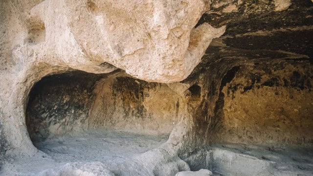 Khám phá Vardzia - thành phố hang động bí ẩn bằng đá ở Georgia - Ảnh 3.