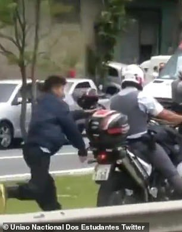 Clip: Cảnh sát còng tay nghi phạm vào xe máy rồi bắt chạy theo khiến dư luận phẫn nộ - Ảnh 4.