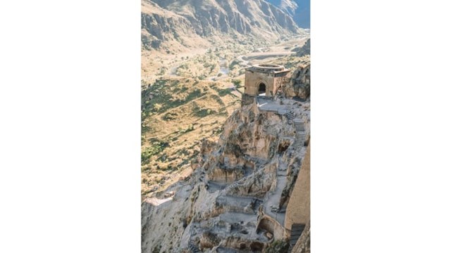 Khám phá Vardzia - thành phố hang động bí ẩn bằng đá ở Georgia - Ảnh 5.