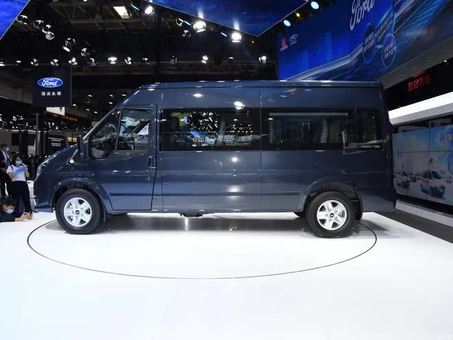 Ford Transit 2022 bất ngờ lộ diện tại Việt Nam: Lắp ráp trong nước, giống phiên bản Trung Quốc, đấu Hyundai Solati - Ảnh 12.