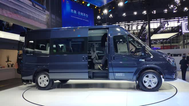 Ford Transit 2022 bất ngờ lộ diện tại Việt Nam: Lắp ráp trong nước, giống phiên bản Trung Quốc, đấu Hyundai Solati - Ảnh 13.
