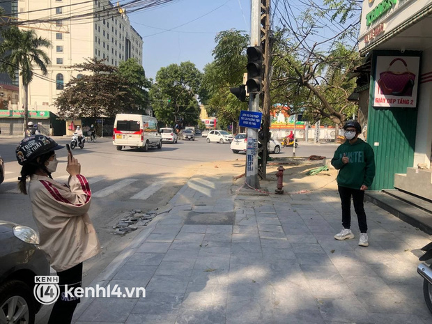 Vụ chủ shop bạo hành nữ sinh gây phẫn nộ ở Thanh Hóa: Shop quần áo đóng cửa im lìm, nhiều bạn trẻ tụ tập quay TikTok - Ảnh 7.