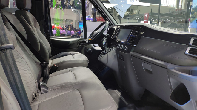 Ford Transit 2022 bất ngờ lộ diện tại Việt Nam: Lắp ráp trong nước, giống phiên bản Trung Quốc, đấu Hyundai Solati - Ảnh 17.