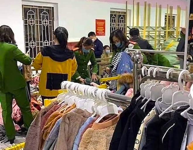 Mẹ của nữ sinh bị cắt áo ngực, làm nhục: 2 vợ chồng chủ shop bị bắt tôi cũng đau lòng - Ảnh 5.