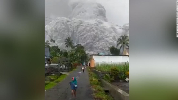 Khoảnh khắc núi lửa tại Indonesia phun trào khiến người dân sợ hãi bỏ hết gia sản chạy thoát thân - Ảnh 2.