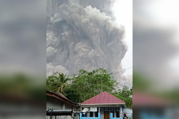Khoảnh khắc núi lửa tại Indonesia phun trào khiến người dân sợ hãi bỏ hết gia sản chạy thoát thân - Ảnh 3.