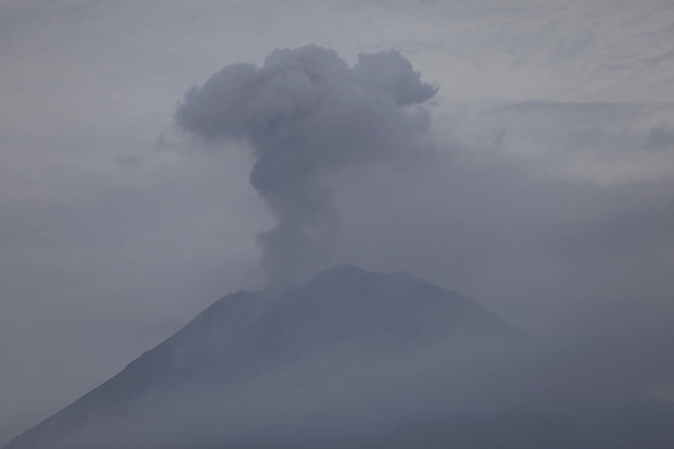 Khoảnh khắc núi lửa tại Indonesia phun trào khiến người dân sợ hãi bỏ hết gia sản chạy thoát thân - Ảnh 4.