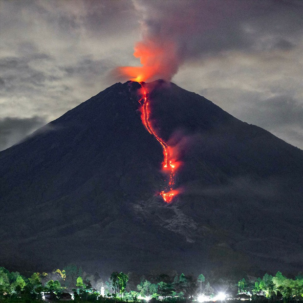 Khoảnh khắc núi lửa tại Indonesia phun trào khiến người dân sợ hãi bỏ hết gia sản chạy thoát thân - Ảnh 5.