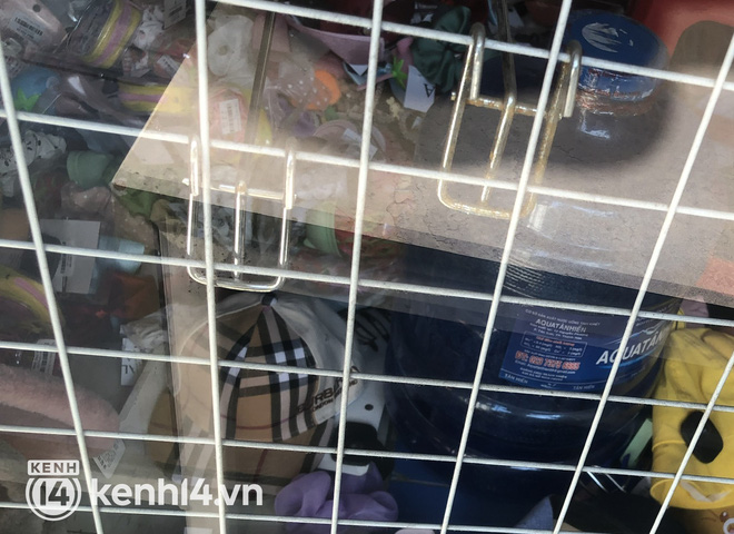 Vụ chủ shop Mai Hường hành hạ nữ sinh trộm váy: Hàng tấn quần áo tại shop bị thu giữ, chỉ còn lại hàng made in Việt Nam - Ảnh 4.