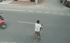 Xe máy phanh tóe lửa, húc người đàn ông đi xe đạp ngã ngửa: 3s bóc sai lầm khi sang đường