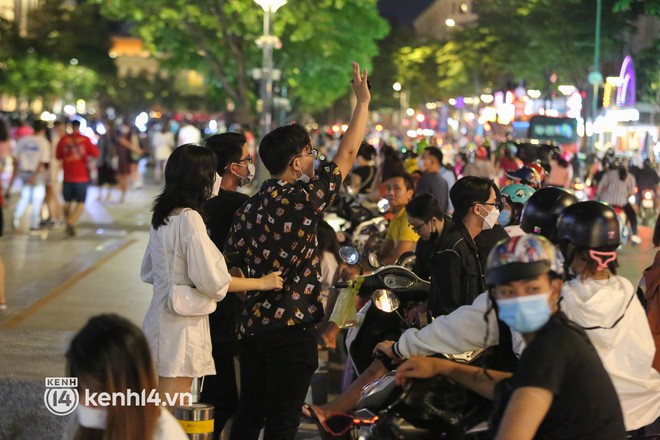 Vui thôi đừng vui quá: Phố đi bộ Nguyễn Huệ bỗng thành chợ đêm nhếch nhác, xe máy để tràn lan chắn lối đi - Ảnh 12.