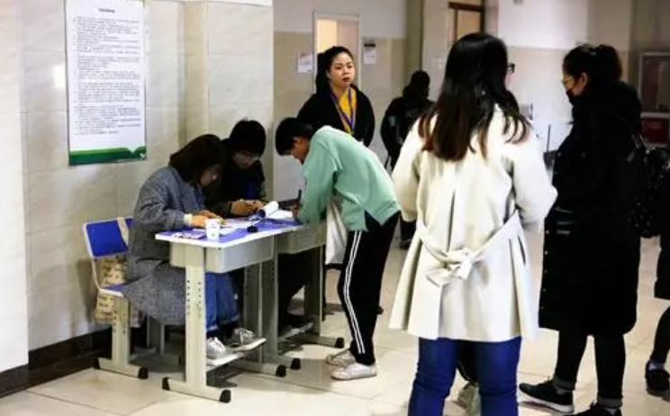 Phỏng vấn hay thi viết đều phạm pháp, Trung Quốc nghiêm cấm tuyển sinh vào trường điểm