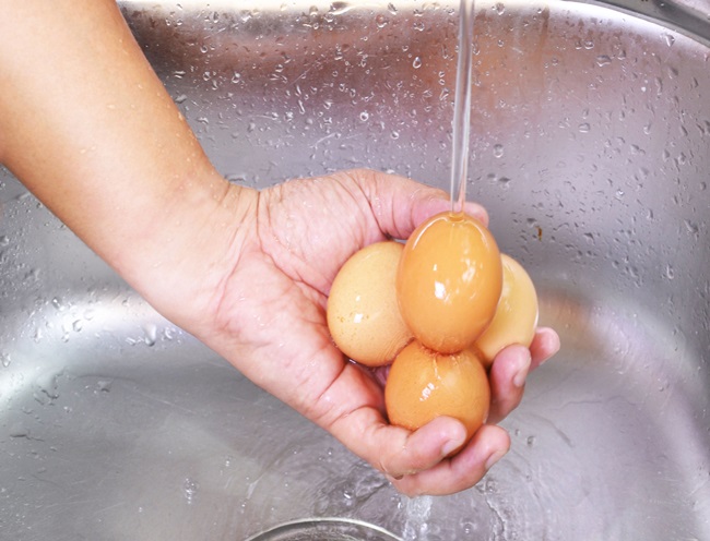 2 thói quen bảo quản trứng trong tủ lạnh khiến trứng nhanh hỏng, dễ gây ngộ độc - Ảnh 1.