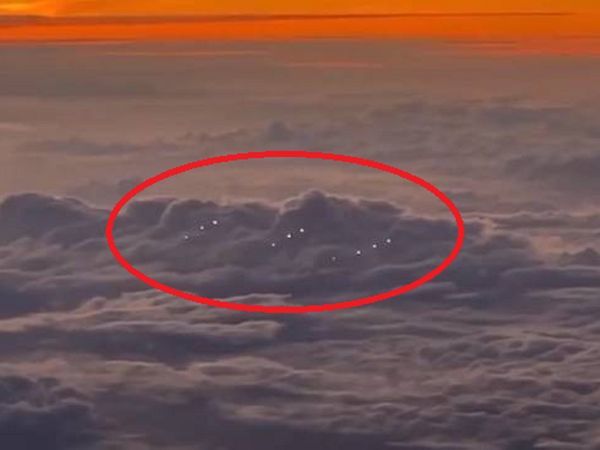 Đây là một bức ảnh đáng để chú ý! Bạn có thật sự tin vào UFO hay không? Hãy quan sát chi tiết hình ảnh để khám phá những bí ẩn mà chúng ta không thể giải thích. Đây có thể là cơ hội để bạn khám phá những điều kỳ lạ trong vũ trụ.