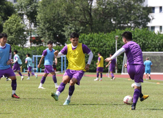 Tuyển thủ Việt Nam mướt mồ hôi trong bài tập đối kháng, thầy Park hài lòng - Ảnh 9.