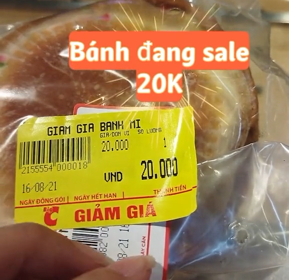 Đang hớn hở vì săn được chiếc bánh mì khuyến mại, chàng trai bỗng dở khóc dở cười khi phát hiện giá thật phía sau - Ảnh 1.