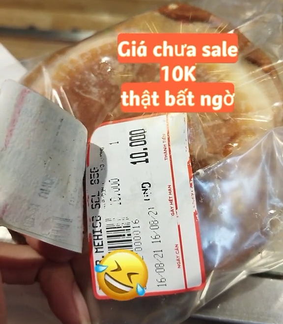 Đang hớn hở vì săn được chiếc bánh mì khuyến mại, chàng trai bỗng dở khóc dở cười khi phát hiện giá thật phía sau - Ảnh 3.