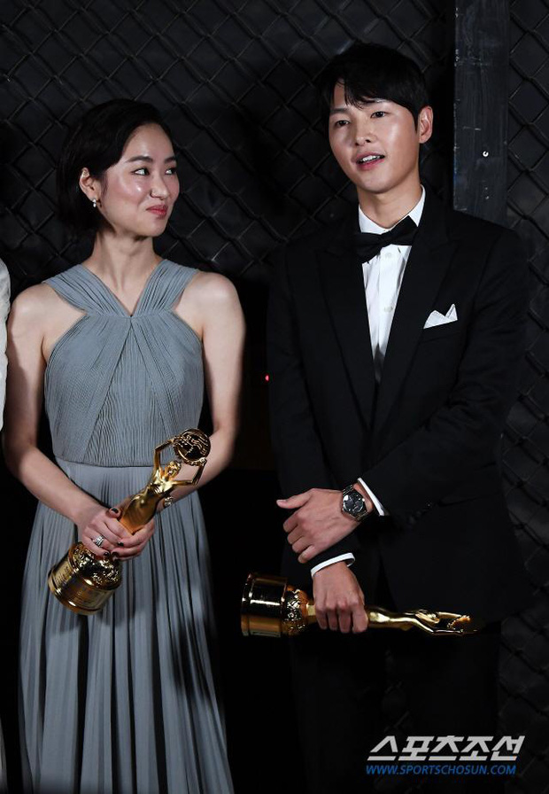 HOT: Song Joong Ki bị tóm sống ảnh hẹn hò tình tin đồn Jeon Yeo Bin, có hạnh phúc mới sau 2 năm ly hôn Song Hye Kyo? - Ảnh 6.