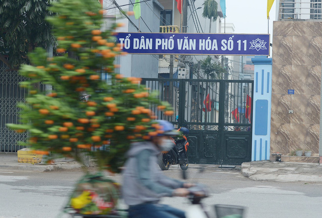 Hà Nội: Người dân trong khu cách ly dọn dẹp đường phố, sẵn sàng...đón Tết sớm - Ảnh 1.