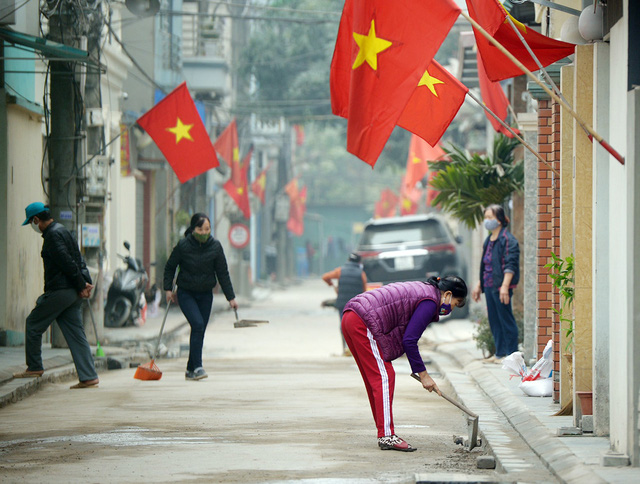 Hà Nội: Người dân trong khu cách ly dọn dẹp đường phố, sẵn sàng...đón Tết sớm - Ảnh 2.