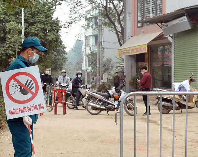 Hà Nội: Người dân trong khu cách ly dọn dẹp đường phố, sẵn sàng...đón Tết sớm - Ảnh 8.