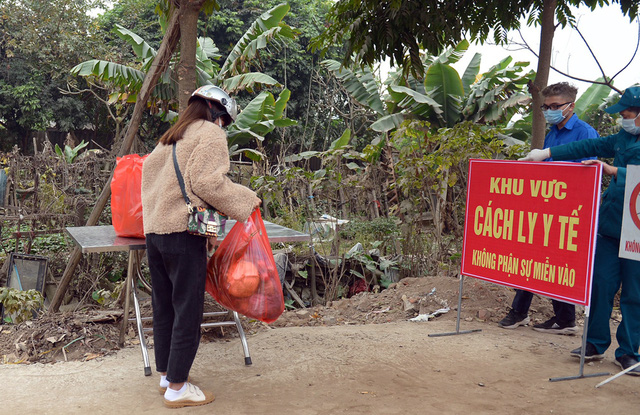 Hà Nội: Người dân trong khu cách ly dọn dẹp đường phố, sẵn sàng...đón Tết sớm - Ảnh 9.