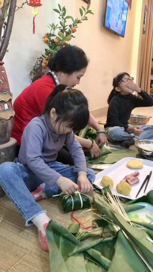  Khoảnh khắc đẹp ngày Tết: Mẹ chồng Lan Hương dạy 2 cháu nội gói bánh chưng  - Ảnh 1.