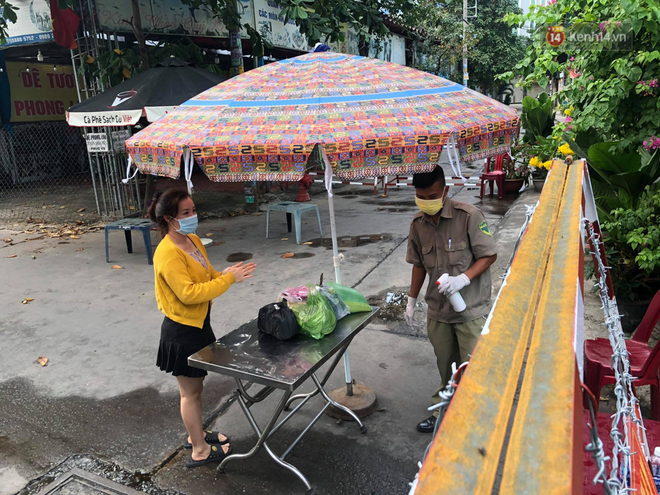 Chùm ảnh: Phong toả 13 hộ gia đình ở quận 12 sau khi mẹ 1 nhân viên Sân bay Tân Sơn Nhất dương tính SARS-CoV-2 - Ảnh 2.