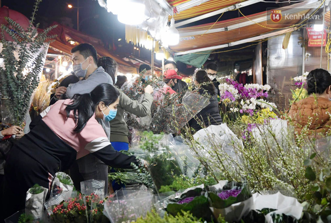 Chùm ảnh: Sáng sớm 30 Tết, biển người chen chân tại chợ hoa lớn nhất Hà Nội lựa mua hoa - Ảnh 2.