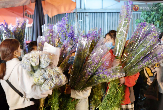 Chùm ảnh: Sáng sớm 30 Tết, biển người chen chân tại chợ hoa lớn nhất Hà Nội lựa mua hoa - Ảnh 4.
