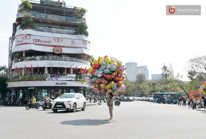 Người dân Thủ đô đổ lên hồ Gươm chụp ảnh, tận hưởng không khí náo nhiệt ngày 30 Tết - Ảnh 2.