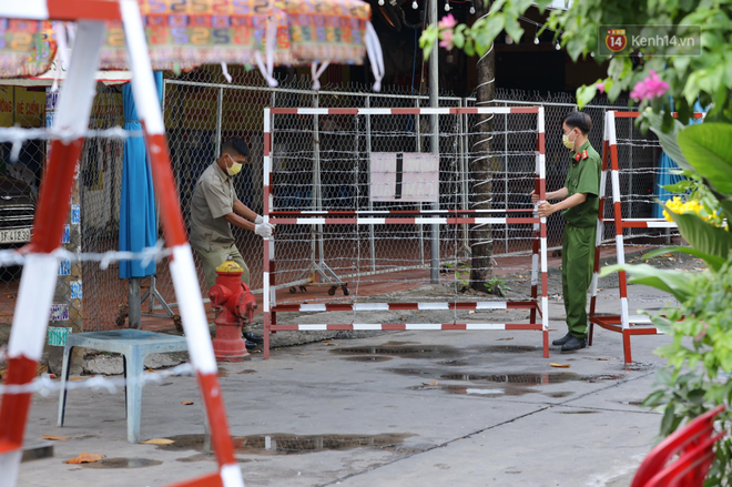 Chùm ảnh: Phong toả 13 hộ gia đình ở quận 12 sau khi mẹ 1 nhân viên Sân bay Tân Sơn Nhất dương tính SARS-CoV-2 - Ảnh 12.