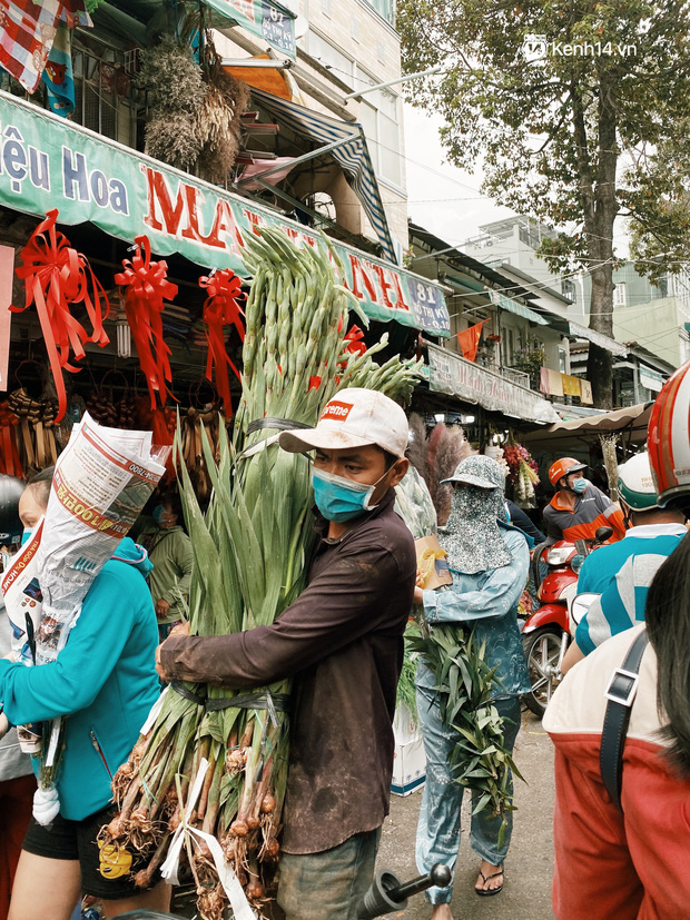 Sài Gòn 30 Tết mua sắm gì chỉ cần đi vội 2 ngôi chợ lâu đời này là đủ: Độc lạ nhất là bánh lựu cầu duyên, mua về hết ế luôn và ngay! - Ảnh 15.