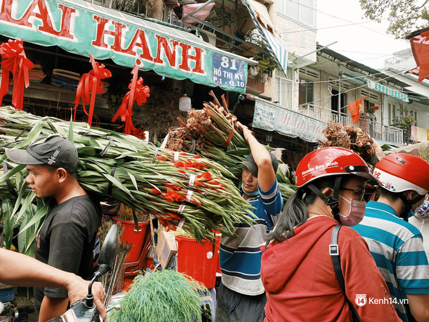 Sài Gòn 30 Tết mua sắm gì chỉ cần đi vội 2 ngôi chợ lâu đời này là đủ: Độc lạ nhất là bánh lựu cầu duyên, mua về hết ế luôn và ngay! - Ảnh 20.