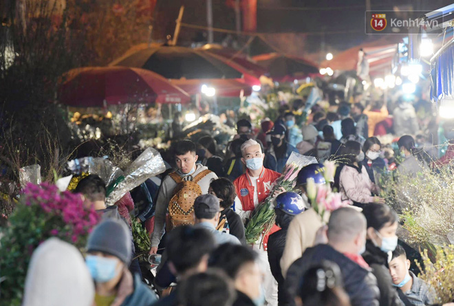 Chùm ảnh: Sáng sớm 30 Tết, biển người chen chân tại chợ hoa lớn nhất Hà Nội lựa mua hoa - Ảnh 3.