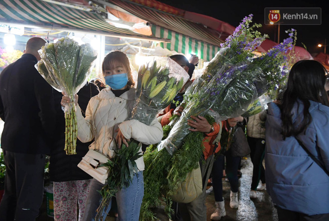 Chùm ảnh: Sáng sớm 30 Tết, biển người chen chân tại chợ hoa lớn nhất Hà Nội lựa mua hoa - Ảnh 6.