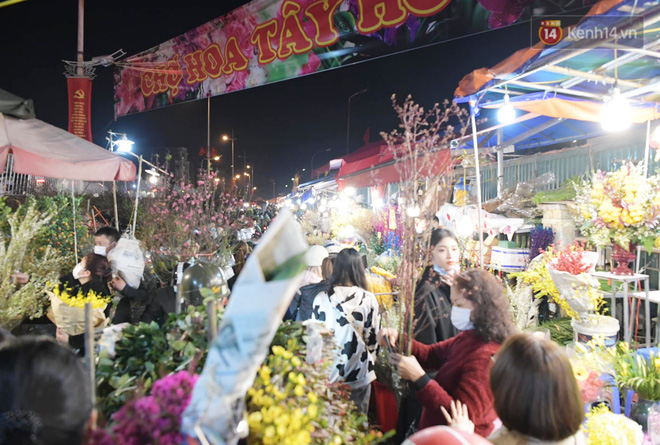 Chùm ảnh: Sáng sớm 30 Tết, biển người chen chân tại chợ hoa lớn nhất Hà Nội lựa mua hoa - Ảnh 12.