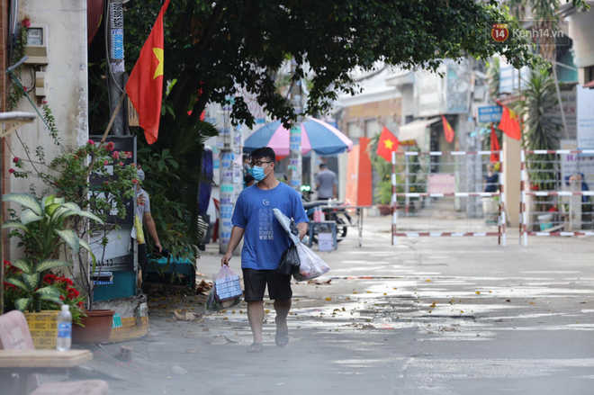 Chùm ảnh: Phong toả 13 hộ gia đình ở quận 12 sau khi mẹ 1 nhân viên Sân bay Tân Sơn Nhất dương tính SARS-CoV-2 - Ảnh 4.