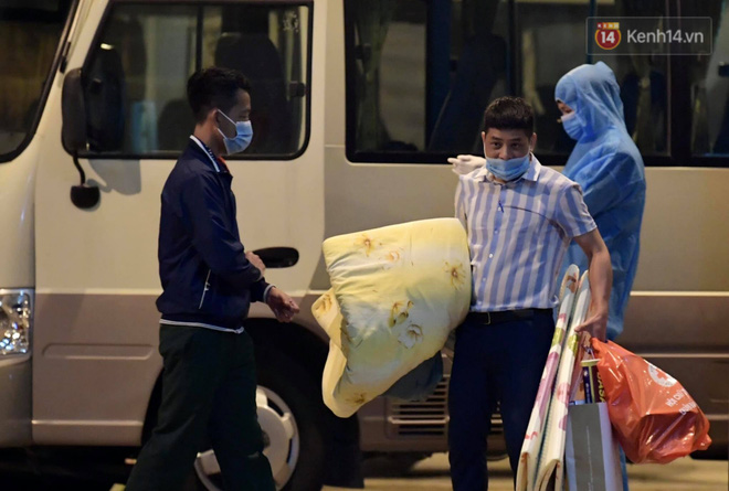 Ảnh: 15 học sinh trường Tiểu học Xuân Phương nhảy cẫng vui mừng vì được rời khu cách ly, về nhà đón Tết với gia đình - Ảnh 8.