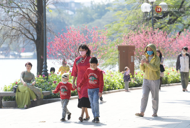 Người dân Thủ đô đổ lên hồ Gươm chụp ảnh, tận hưởng không khí náo nhiệt ngày 30 Tết - Ảnh 6.