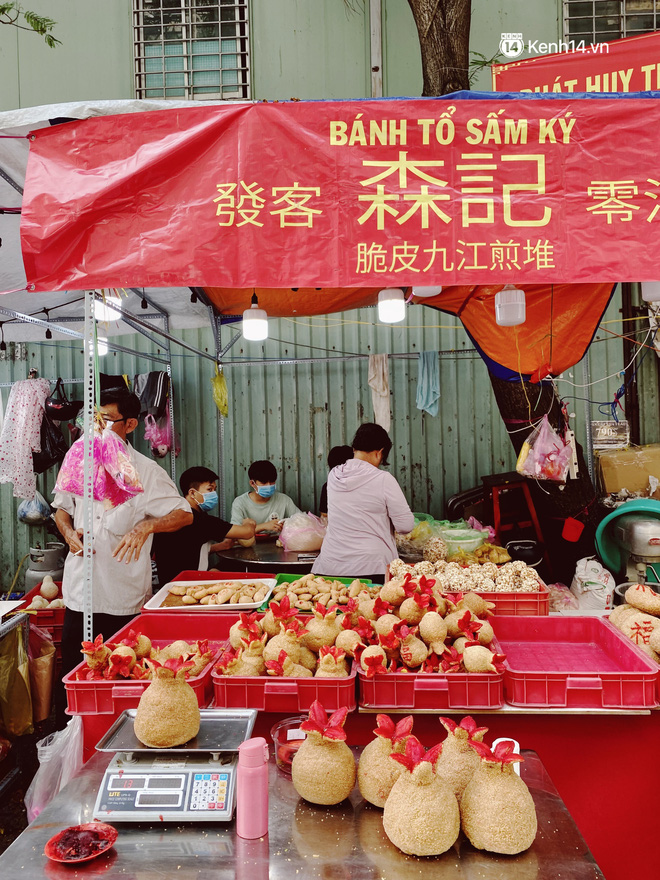Sài Gòn 30 Tết mua sắm gì chỉ cần đi vội 2 ngôi chợ lâu đời này là đủ: Độc lạ nhất là bánh lựu cầu duyên, mua về hết ế luôn và ngay! - Ảnh 9.