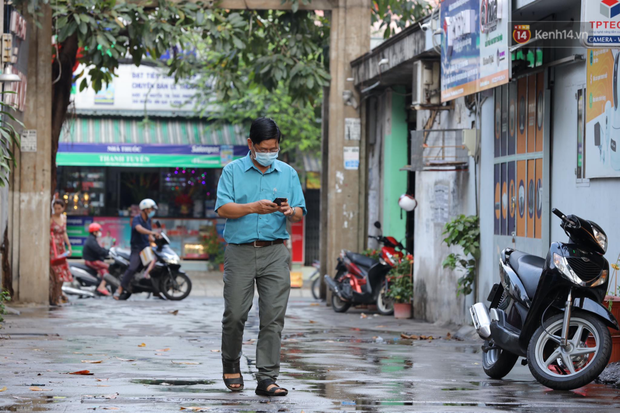 Chùm ảnh: Phong toả 13 hộ gia đình ở quận 12 sau khi mẹ 1 nhân viên Sân bay Tân Sơn Nhất dương tính SARS-CoV-2 - Ảnh 10.