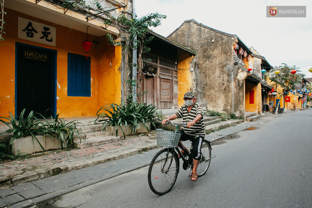 Chùm ảnh Hội An vắng lặng, thưa khách du lịch trong những ngày cuối năm: Phố cổ bình yên, êm đềm đến lạ! - Ảnh 10.