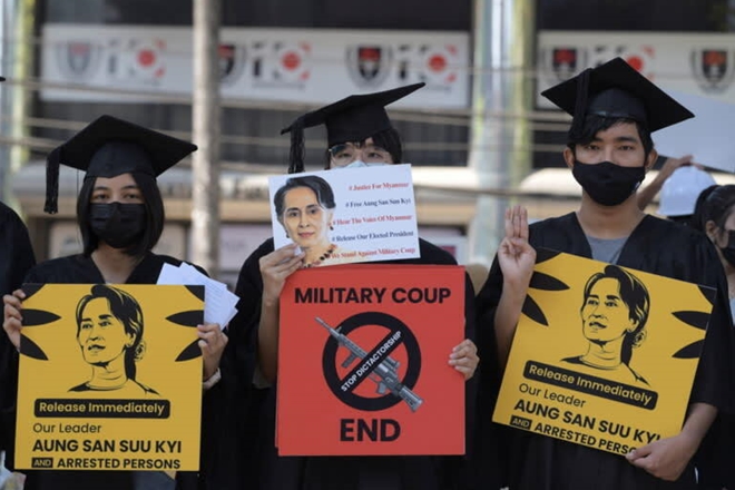 Người Myanmar tiếp tục biểu tình bất chấp động thái mới của quân đội - Ảnh 2.