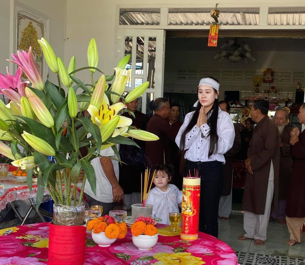 Vợ tổ chức lễ cúng 49 ngày cho cố NS Vân Quang Long, xót xa hình ảnh con thơ mặc áo tang ngơ ngác bên mẹ - Ảnh 1.