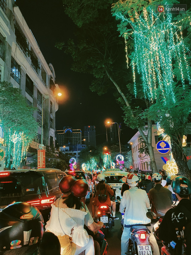 Sài Gòn đêm Valentine: Hội ế tranh thủ đi chùa thoát kiếp FA, couple tràn ra phố đi bộ Nguyễn Huệ đến mức kẹt đường! - Ảnh 13.