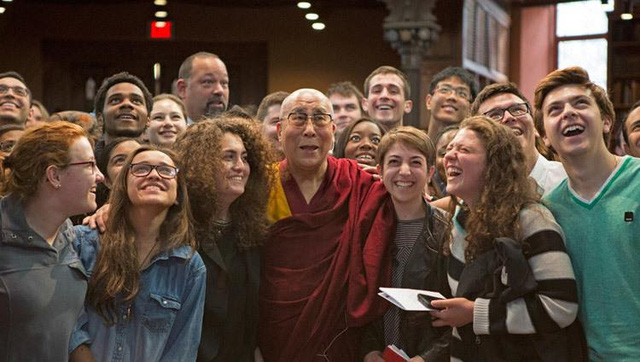 Một người bị trúng tên, mũi thứ 2 có gây đau đớn hơn mũi thứ nhất? Câu trả lời của Đức Dalai Lama khiến ai cũng tỉnh ngộ: Áp dụng vào cuộc sống càng thấy thấm thía hơn - Ảnh 1.